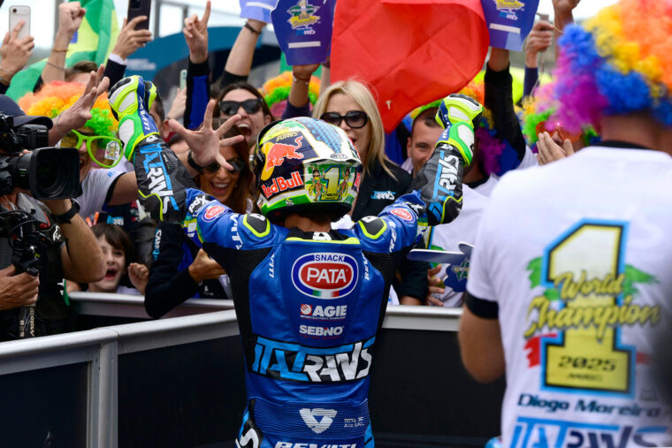 Diogo Moreira: «Me he quitado mil toneladas de la espalda con este título» 2 diogo moreira campeon moto2 valencia 2