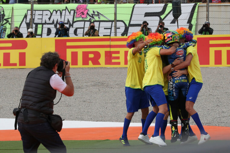 Diogo Moreira: «Me he quitado mil toneladas de la espalda con este título» 3 diogo moreira campeon moto2 valencia 3