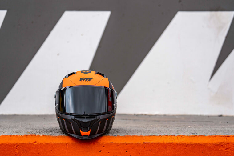 mt-helmets-circuit-valencia-casco-solidario (16)