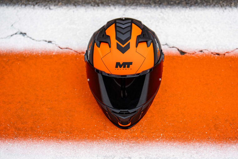 MT Helmets y el Circuit Ricardo Tormo unen fuerzas para ayudar a los afectados por la DANA 2 mt helmets circuit valencia casco solidario (2)