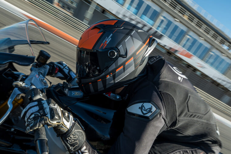 mt-helmets-circuit-valencia-casco-solidario (20)