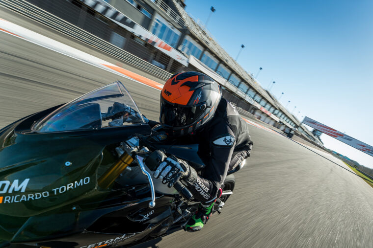 mt-helmets-circuit-valencia-casco-solidario (21)