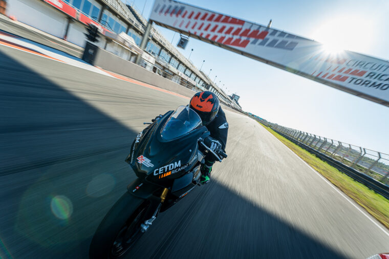 mt-helmets-circuit-valencia-casco-solidario (22)