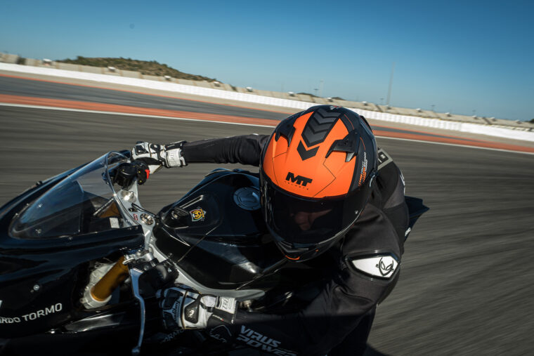mt-helmets-circuit-valencia-casco-solidario (23)