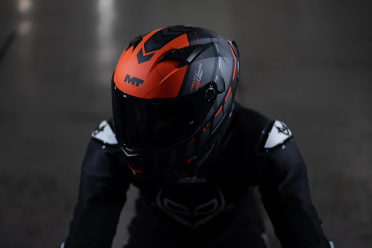 mt-helmets-circuit-valencia-casco-solidario (30)