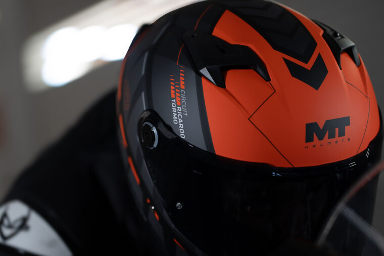 mt-helmets-circuit-valencia-casco-solidario (33)