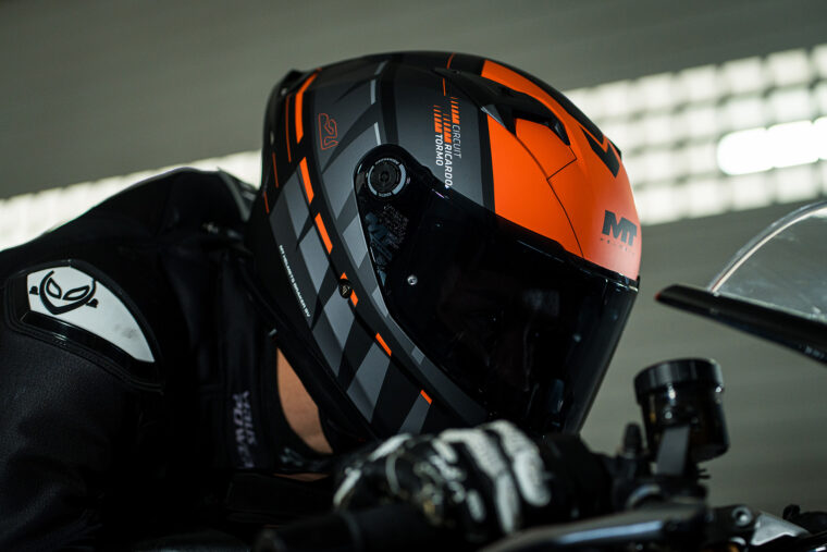 mt-helmets-circuit-valencia-casco-solidario (34)