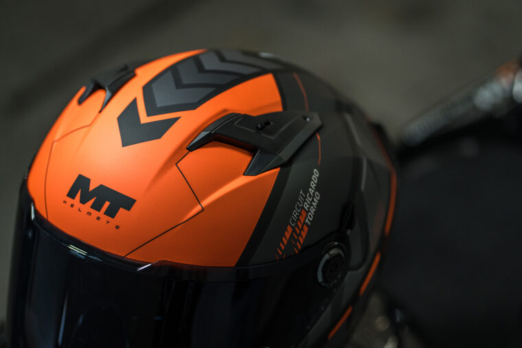 mt-helmets-circuit-valencia-casco-solidario (36)