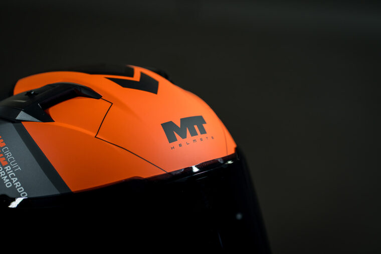 mt-helmets-circuit-valencia-casco-solidario (42)