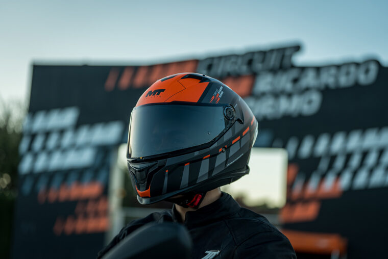 mt-helmets-circuit-valencia-casco-solidario (44)