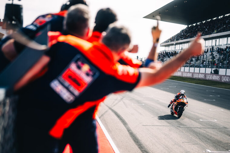 Pedro Acosta: «Si me sacan seis segundos al principio de la carrera, por muy rápido que vaya al final, no me da tiempo» 2 pedro acosta motogp portimao podio 2
