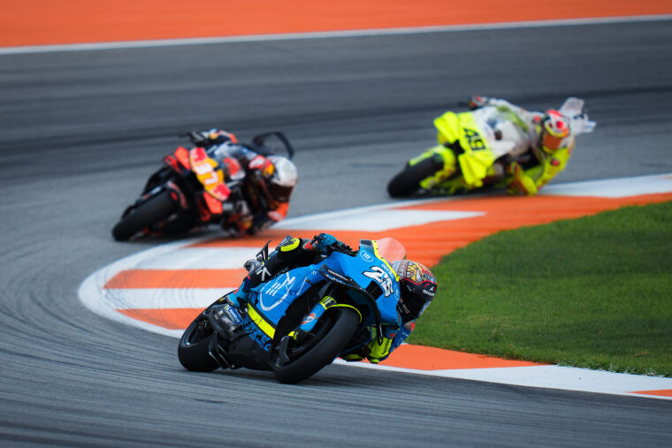 Raúl Fernández y un podio combatiendo el dolor: «En la tercera vuelta llevaba la boca seca y no podía ni tragar» 3 raul fernandez motogp valencia podio 2