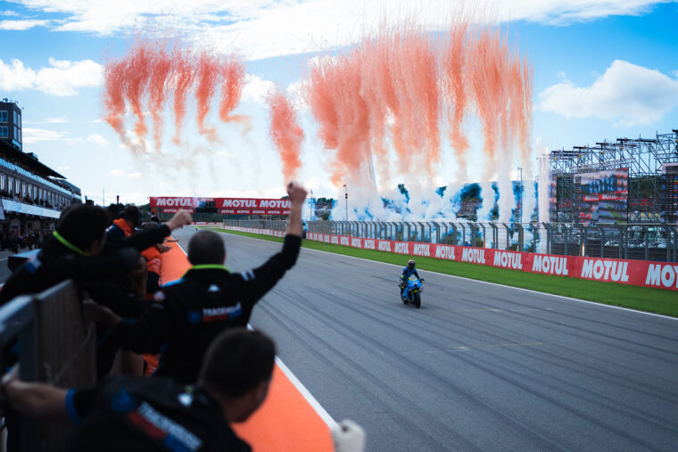 Raúl Fernández y un podio combatiendo el dolor: «En la tercera vuelta llevaba la boca seca y no podía ni tragar» 2 raul fernandez motogp valencia podio 3