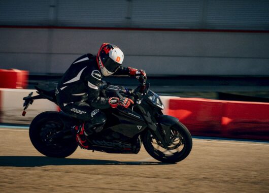 Prueba Ultraviolette F77 Mach 2 y F77 SuperStreet RECON 2025: espíritu 