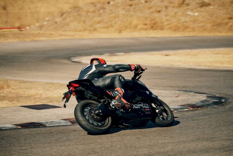 Prueba Ultraviolette F77 Mach 2 y F77 SuperStreet RECON 2025: espíritu "aeroeléctrico" 20 ultraviolette f77 mach2 superstreet 2025 4